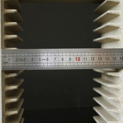 Objeto com ranhuras inclinadas e régua metálica a medir