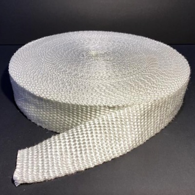 Rolo de fita branca têxtil com textura entrelaçada