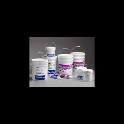 Cinco baldes brancos de plástico com etiquetas Fibermax coloridas e alças metálicas, sobre superfície branca e fundo cinza.