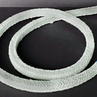 corda branca trançada com ponta azul sobre fundo preto