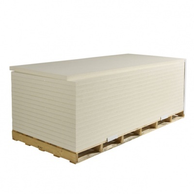 Palete de madeira com placas brancas empilhadas