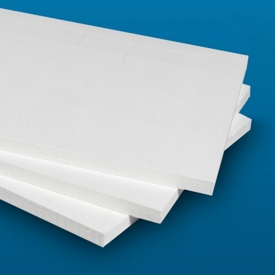 Placas retangulares brancas de material espumoso empilhadas sobre fundo azul