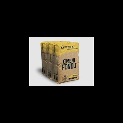 Três sacos de cimento Empilhados com texto e logo visíveis em fundo cinzento