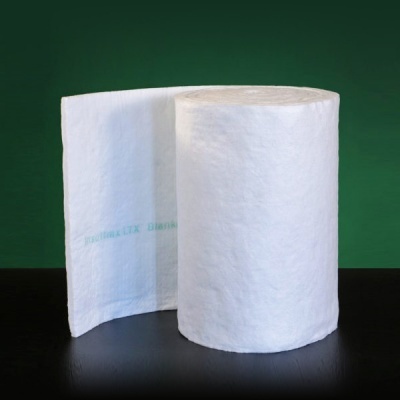 Rolo branco de material absorvente com uma parte estendida, sobre superfície preta e fundo verde