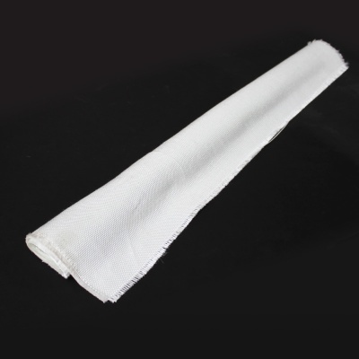 tecido branco dobrado com textura lisa sobre fundo preto