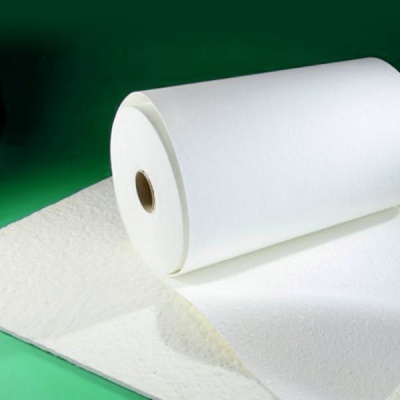 Rolo grande de papel branco sobre superfície branca