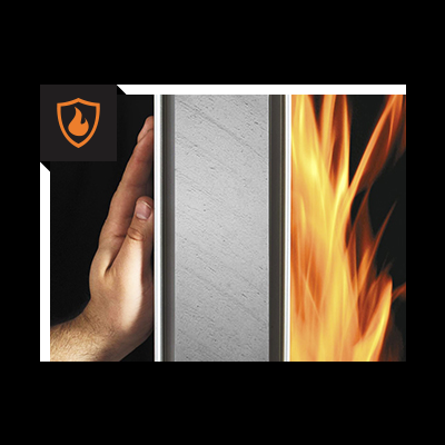 Mão ao lado de painel metálico prateado com fogo ao fundo