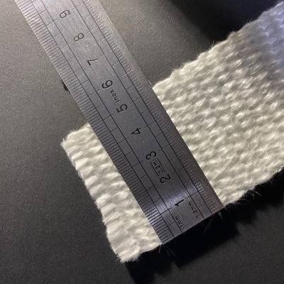 Régua sobre tecido branco grosso texturizado