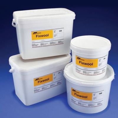 Balde branco com Fixwool Isover Saint-Gobain em fundo azul.