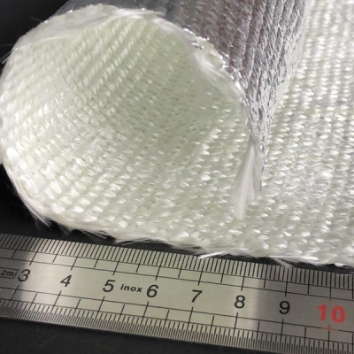 Rolo de tecido branco de fibra de vidro com régua metálica ao lado