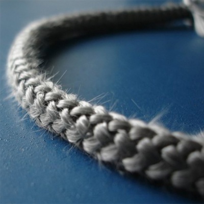 Corda trançada cinza sobre fundo azul