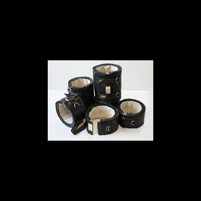 Cinco tornozeleiras pretas de tecido com fivelas metálicas