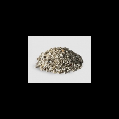 Montão de granulados cinza claro, branco e bege sobre superfície branca