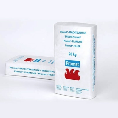 Sacos brancos de material de construção Promat com texto azul e logotipo vermelho