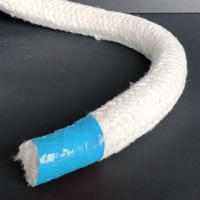 Corda branca com ponta enrolada em fita azul sobre superfície preta