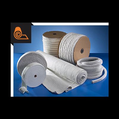 Rolos e bobinas de fita têxtil branca sobre fundo azul