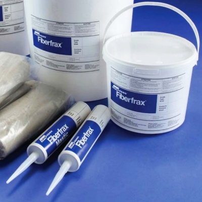 Produtos Fiberfrax em frascos, tubos aplicadores e sacos plásticos sobre fundo azul