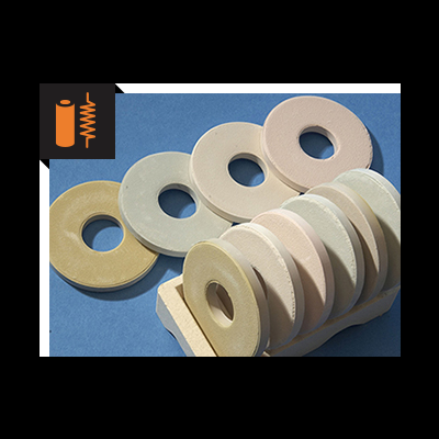 Discos em tons pastel organizados em suporte de madeira