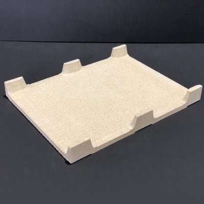 Tabuleiro retangular castanho claro em cartão reciclado com elevações nos cantos sobre superfície preta