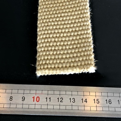 Tira de tecido cru com régua metálica para medir