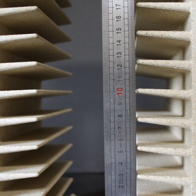 Duas estruturas com lâminas horizontais claras com régua de metal ao centro.