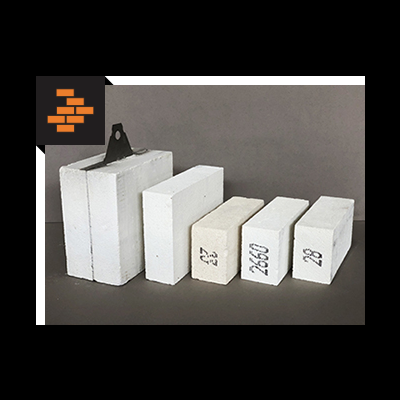 Blocos de construção brancos com números impressos e suporte metálico em fundo cinza