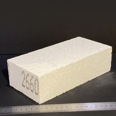 Bloco retangular branco com inscrição Z650 e régua metálica em fundo preto