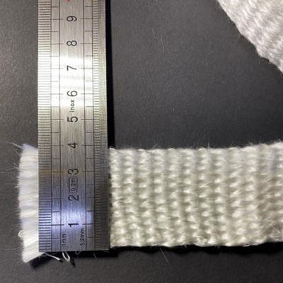 Fita têxtil branca trançada com régua metálica