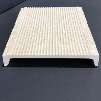 Peça quadrada creme com nervuras em relevo e pernas retangulares.