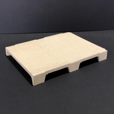 Palete pequena bege com textura rugosa sobre fundo preto