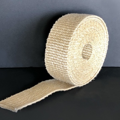 Rolo de fita adesiva em tecido bege com textura entrelaçada, parte solta estendida