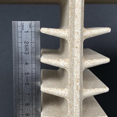 Suporte em cortiça bege com divisórias e régua metálica ao lado