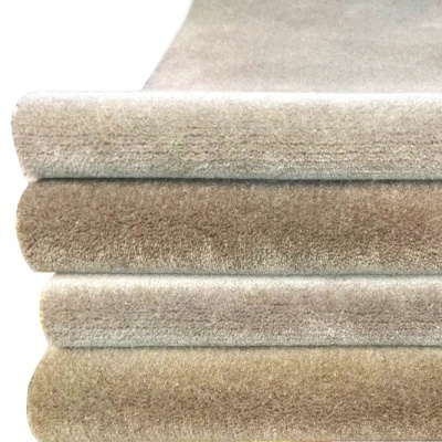 Mantendo tecido felpudo em tons neutros empilhados