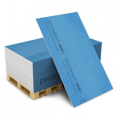 Placas azuis promatect 100X empilhadas sobre pallet de madeira