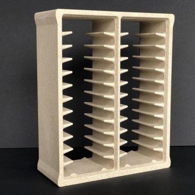 Suporte retangular creme com divisórias internas sobre superfície preta