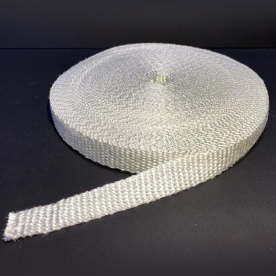 Rolo de fita tecido branco com textura em fundo preto