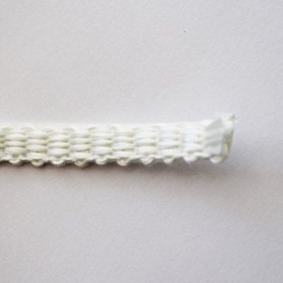 Cordão branco trançado com ponta cortada