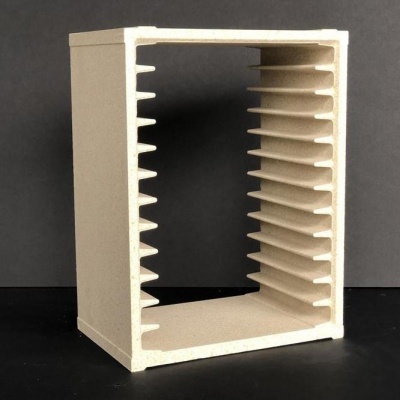 Estrutura retangular clara com ranhuras internas e fundo cinzento