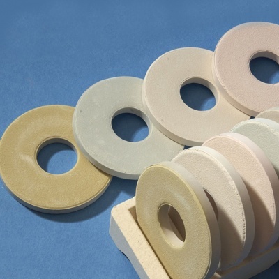 esponjas circulares coloridas sobre fundo azul