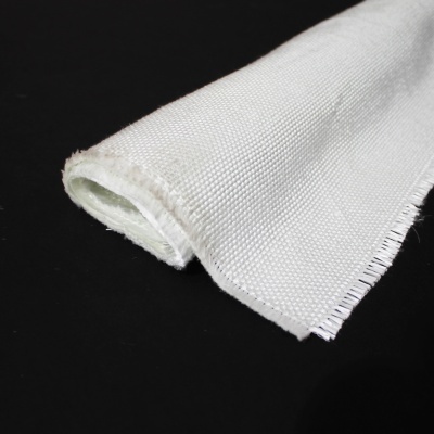 Rolo de tecido branco com textura e bordas desfiadas