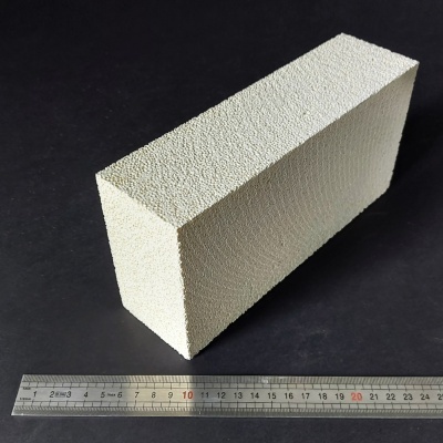 Bloco branco poroso retangular com régua metálica ao lado