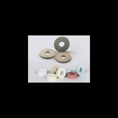 Rolos de fita adesiva coloridos em fundo branco