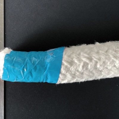 Corda branca com extremidade em fita azul e régua metálica ao lado