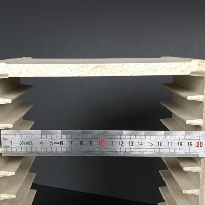 Prateleira modular em contraplacado claro com régua de metal mostrando 20 cm