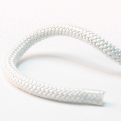 Cordão branco trançado numa superfície branca