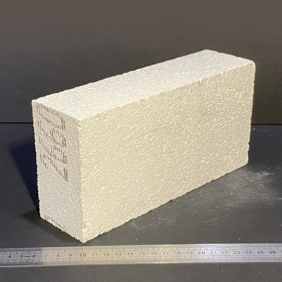 Bloco branco texturizado retangular com régua metálica ao lado