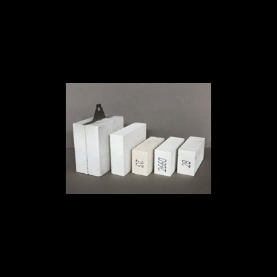 Cinco blocos retangulares brancos com números impressos, dispostos contra uma parede cinza