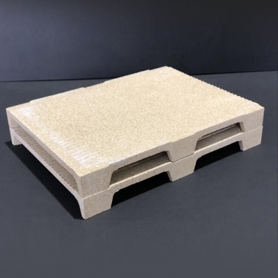 Palete retangular bege claro sobre fundo preto