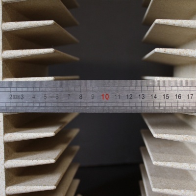 Régua metálica entre estruturas de madeira clara com placas horizontais