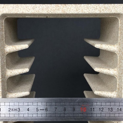 Bloco cinzento com cavidades e régua metálica na base